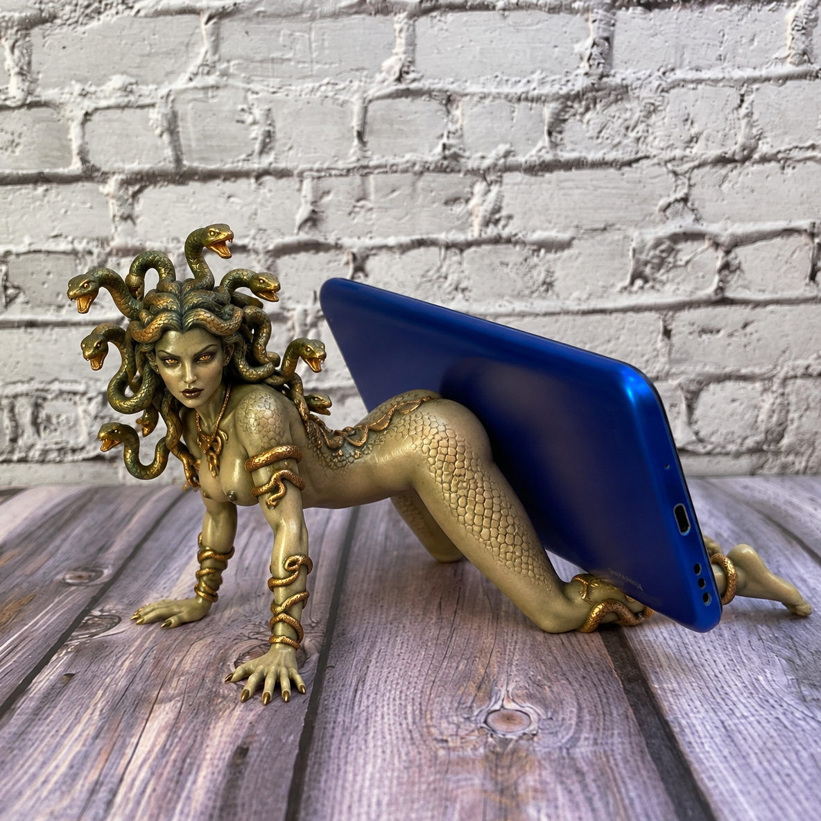 Medusa's Gaze Phone Holder โ Greek Mythology Snake-Hair Sculpture & Gothic Desk Decor