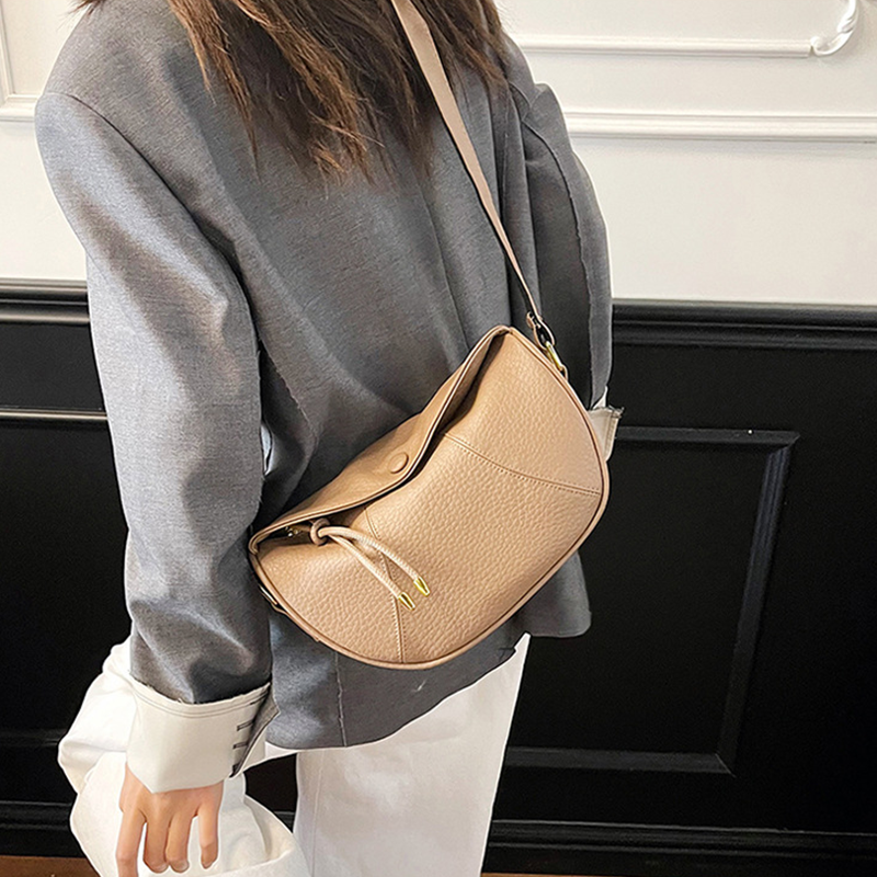 Fashionable minimalist shoulder bag