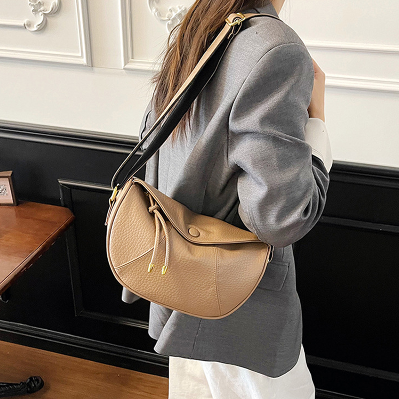 Fashionable minimalist shoulder bag
