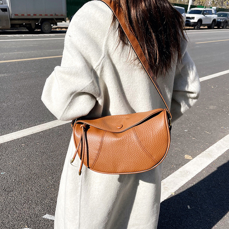 Fashionable minimalist shoulder bag