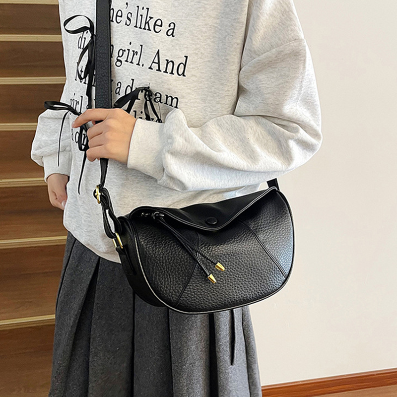 Fashionable minimalist shoulder bag